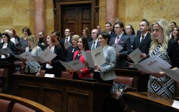 
					Sudije i zamenici tužioca položili zakletvu u parlamentu (FOTO) 
					
									