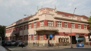 „Suflerka bez ugovora: Sindikat o samovolji direktorke Šabačkog pozorišta“