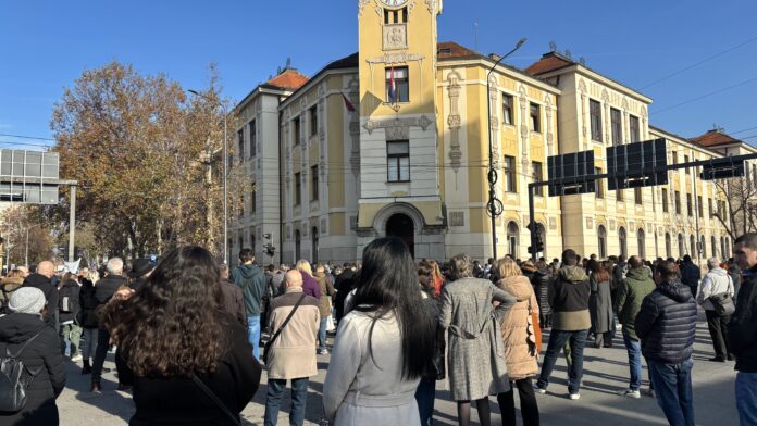 „Sugrađani, ne ostavljajte nas na milost i nemilost režimu“ – poručio srednjoškolac na protestu u Nišu