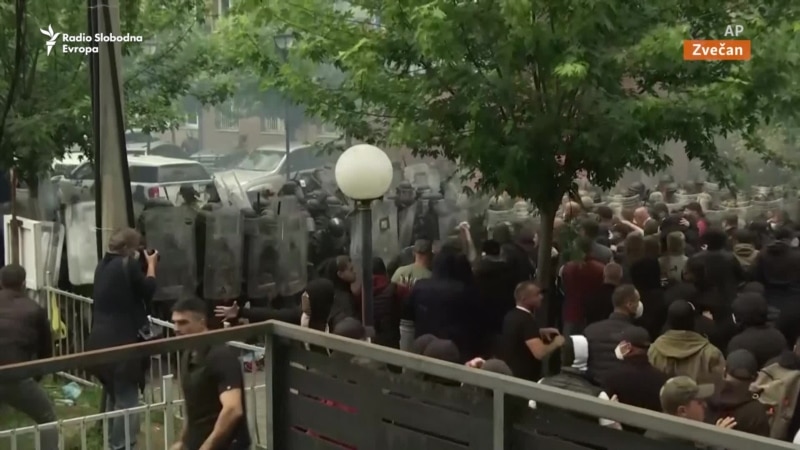 Sukob KFOR-a i demonstranata u Zvečanu