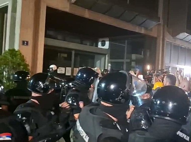 Sukob demonstranata i policije kod Filozofskog fakulteta, ima lakše povređenih