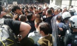Sukob demonstranata i žandarmerije kod Londona, blokirali zgradu Predsedništava; Obradović: Nećemo se pomaći! (VIDEO+FOTO)