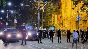Sukob građana i policije kod Vukovog spomenika, uhapšeni maloletnici