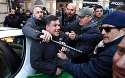 
					Sukob italijanskih taksista i policije tokom protesta zbog Ubera 
					
									
