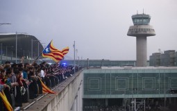 
					Sukob policije i demonstranata kod aerodroma u Barseloni, 170 povređenih 
					
									