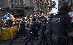 
					Sukob policije i separatista u Barseloni 
					
									
