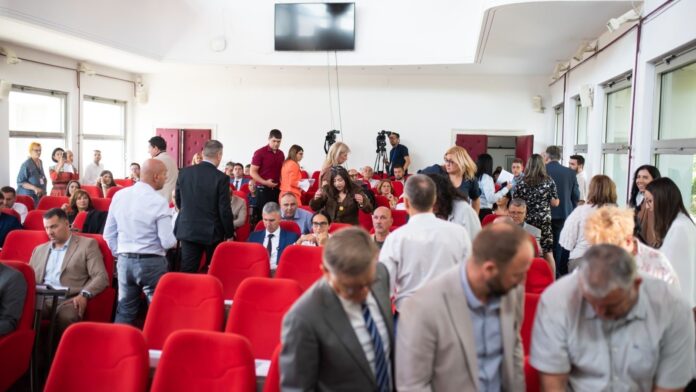 Sukob u Skupštini Niša: Odbornica tvrdi da ju je šef naprednjaka nazvao „mečka Božana“, on poriče