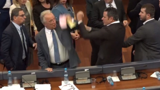  Sukob u kosovskom parlamentu, Haliti laktom udario Gašija