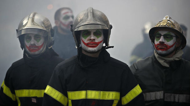 Sukob vatrogasaca i policije tokom protesta u Parizu