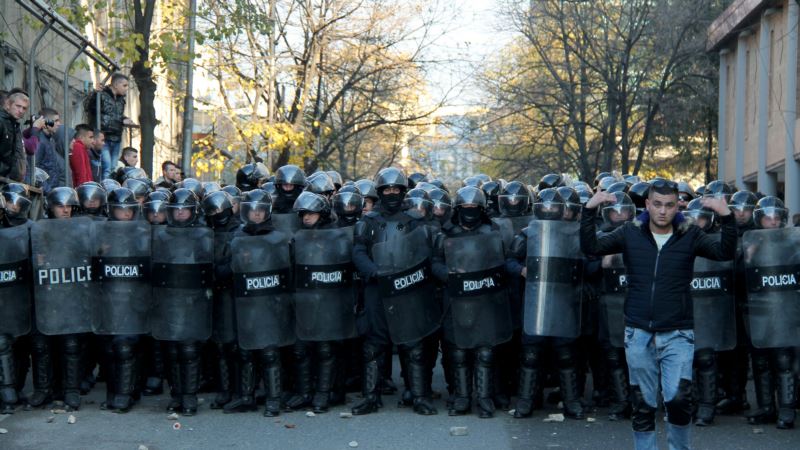 Sukobi demonstranata i policije u Tirani 