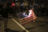 Sukobi u centru Atine, spaljena zastava SAD, barikade FOTO