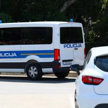 Sukobile se grupe migranata u Orahovu! Policija na terenu sa dugim cevima - saobraćaj obustavljen