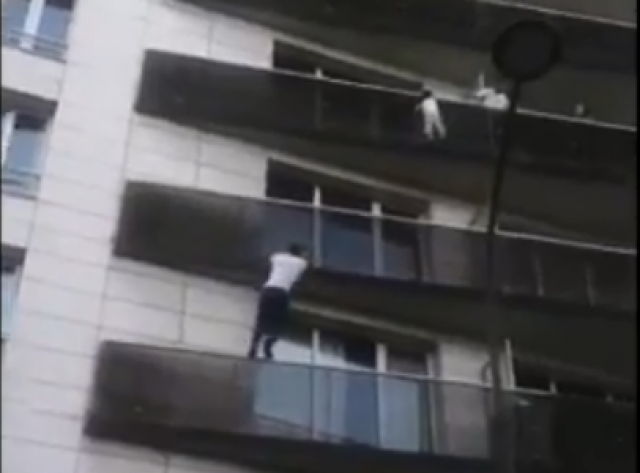 Spajdermen: Migrant spasio dete koje je visilo sa balkona VIDEO