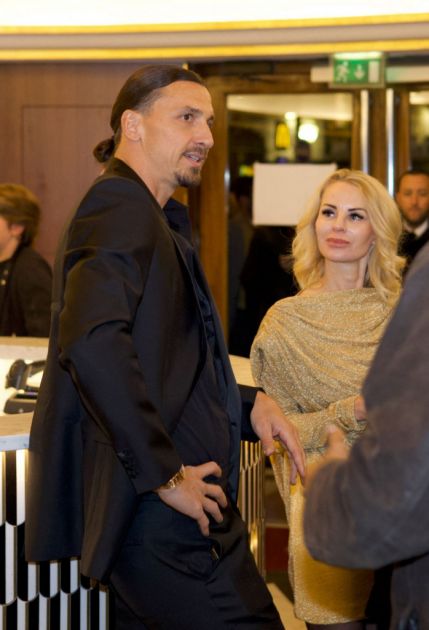 Supruga Zlatana Ibrahimovića prošetala ulicom i svi joj gledaju u noge: Da li je moguće da je obukla nešto ovako usko? (FOTO)