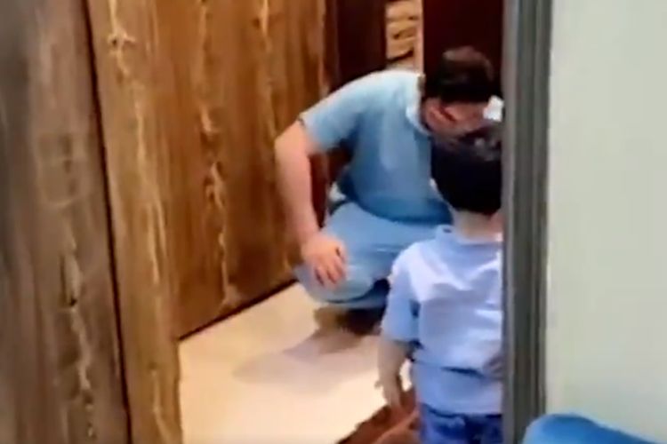 Susret bolničara sa sinom nakon naporne smene prikazuje svu težinu bitke sa koronom (VIDEO)