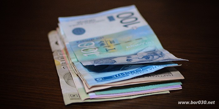 Sutra počinje isplata CELE martovske penzije uvećane za 4.000 dinara