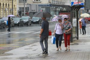 Sutra promenljivo oblačno sa lokalnim pljuskovima