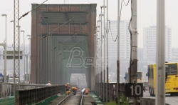 Sutra radovi na sanaciji oštećenja ograde na Pančevačkom mostu