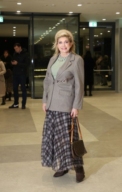 Suzana Mančić nosi suknju u hit printu - Evo gde je možete pronaći za 8.000 dinara