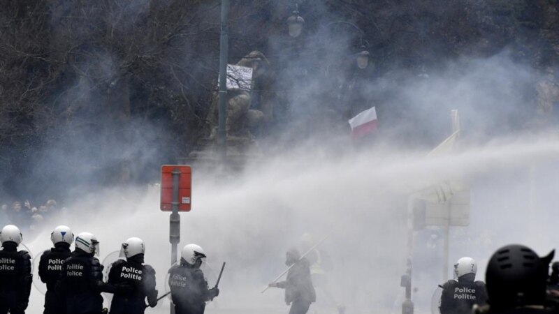 Suzavac i vodeni topovi na protestima protiv kovid mera u Belgiji