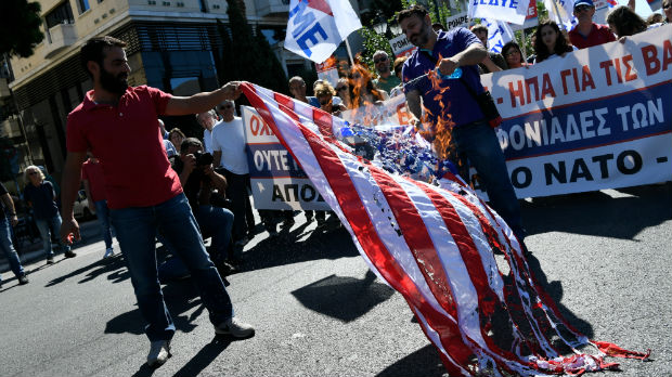 Suzavac na ulicama Atine tokom posete Pompea, zapaljena zastava SAD