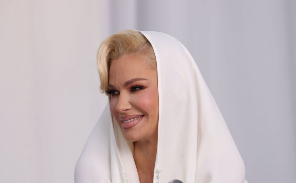Sva u belom, lepa kao boginja: Nataša Bekvalac promovisala novi album FOTO