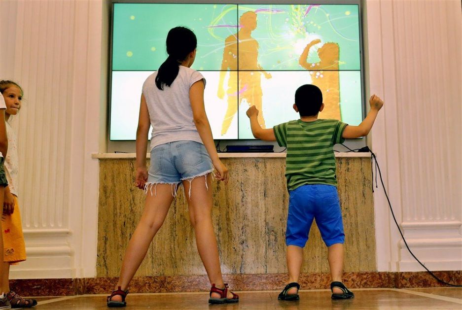 Svako drugo malo dete provodi previše vremena pred ekranima