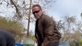 Švarceneger sa lopatom u ruci: Kad Terminator krpi rupe u asfaltu