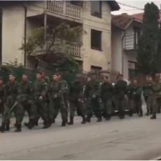 SVE GRMI! Pogledajte snimak Vojske Srbije koja je marširala Valjevom u trenutku dok je ROSU bila na Gazivodama! (VIDEO)