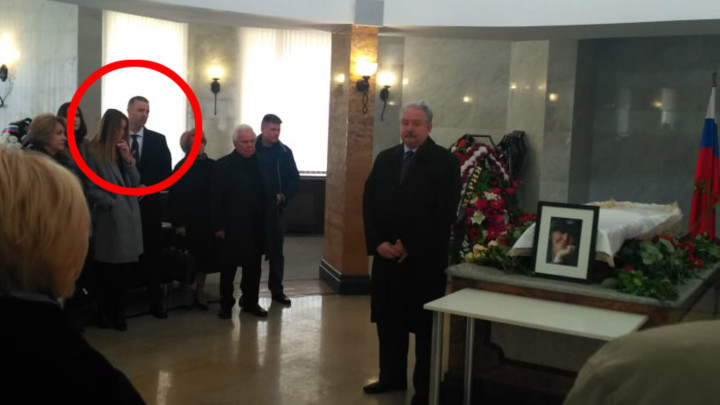 Sve oči na sahrani Mire Marković bile su uprte u misterioznu devojku: Marko Milošević prvi put pokazao svoju ćerku iz braka sa Ruskinjom? Da li je ona jedina Slobina unuka! (FOTO)