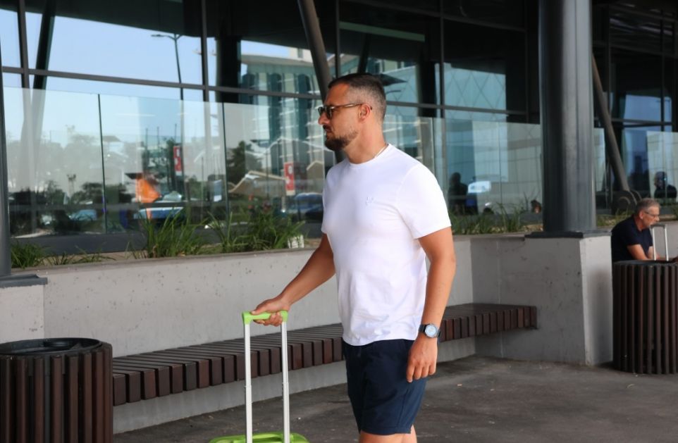 Sve spakovao u jedan kofer: Pevač se potpuno promenio i ISELIO IZ SRBIJE (foto)