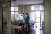 Sve više bolnica zahteva nošenje maski zbog gripa i koronavirusa