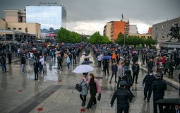 
					Sve više demonstranata pred Skupštinom Kosova 
					
									