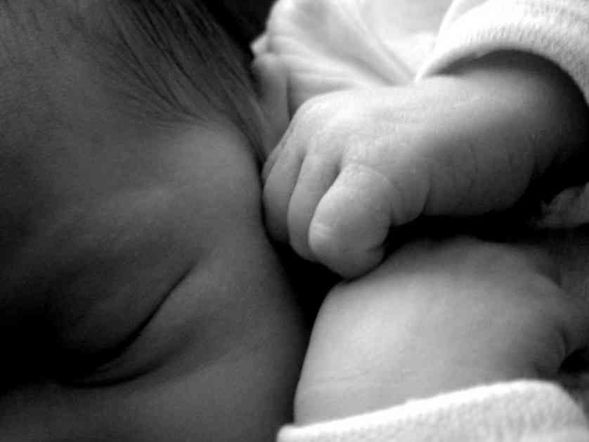 Sve više prvih beba rađa se van Srbije
