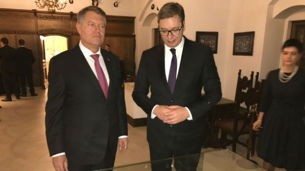 Na svečanoj večeri u Bukureštu, Vučiću pokazana sablja Obrenovića
