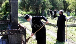 Sveštenici i gradonačelnik čistili groblje u Nišu