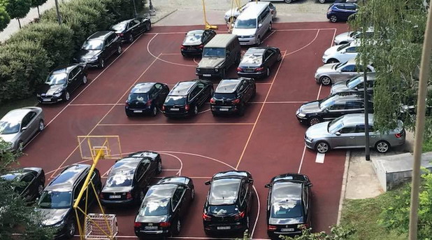 Sveštenici skupocenim automobilima okupirali košarkaški teren