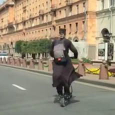Sveštenik juri ulicama prestonice na električnom trotinetu, a evo šta je svima zasmetalo! (VIDEO)