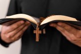 Sveštenik nagovarao časne sestre na seks utroje: Tvrdio da tako prikazuje vezu Svetog trojstva
