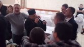 Sveštenik oduševio Srbiju: Uzeo mikrofon i zapevao sevdalinku (VIDEO)