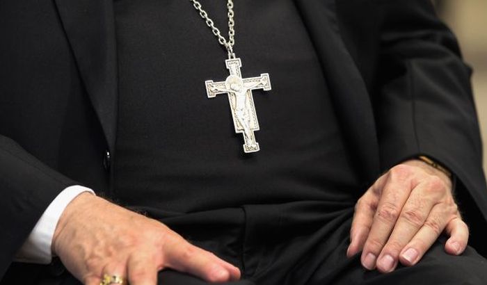 Sveštenik suspendovan zbog seksualnog zlostavljanja