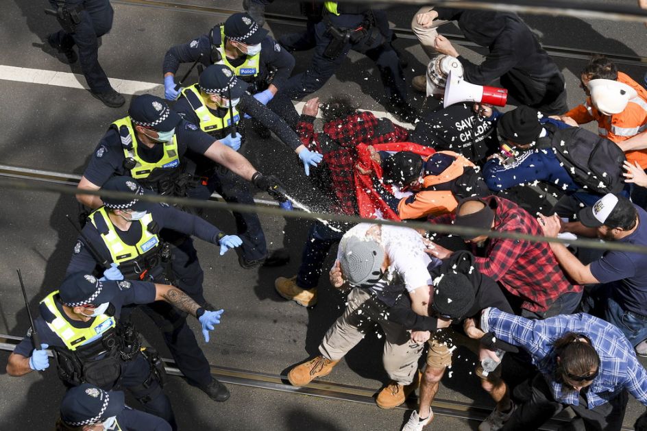 Svet: Četvrti dan protesta u Melburnu, napadnuti zdravstveni radnici