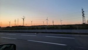 Svet danas ulaže duplo više novca u čistu energiju nego u fosilna goriva, navodi novi izveštaj