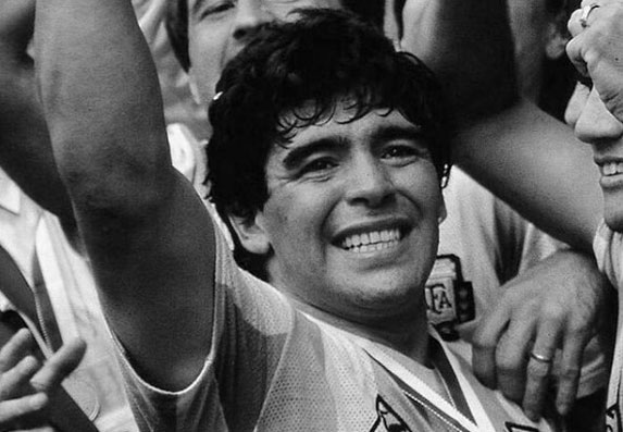 Svet sporta tuguje! Preminuo Dijego Maradona! (VIDEO)