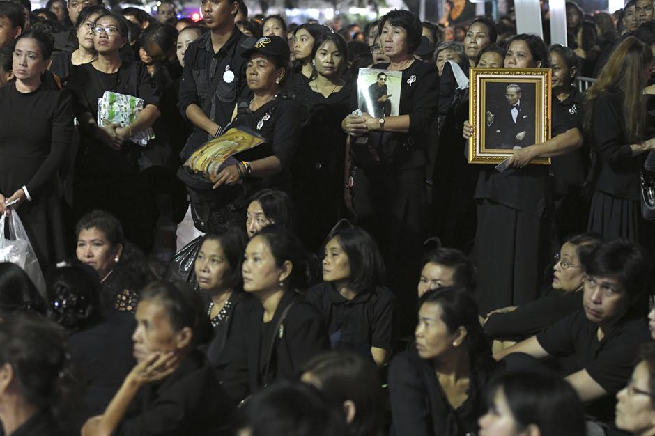 Svi Tajlanđani obučeni u crno (FOTO)