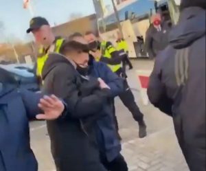TADIĆ POGOĐEN U GLAVU: Huligani izazvali ogroman incident u Ajndhovenu! (VIDEO)