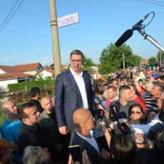 TAKO TO RADI PREDSEDNIK Dok je Đilas fizički napadao građane zbog kanalizacije, Vučić saslušao narod i obećao pomoć (VIDEO)