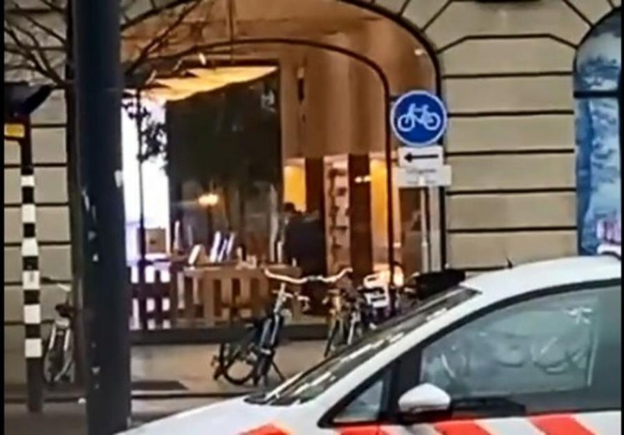 TALAČKA KRIZA U AMSTERDAMU: Naoružani napadač drži ljude u Eplovoj prodavnici VIDEO