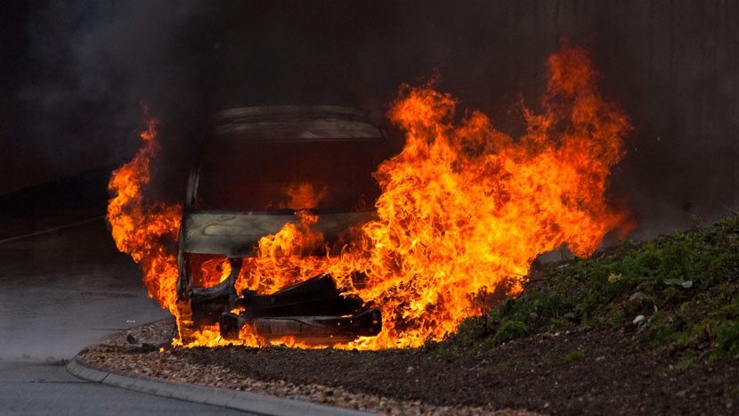 TALAS VANDALIZMA ŠIRI SE EVROPOM: Posle Švedske, i Danska u plamenu – zapaljeno 26 automobila