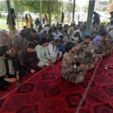 TALIBANI NAORUŽANI DO ZUBA SPREMAJU MARŠ NA KABUL: Zarobljeni avganistanski vojnici masovno prelaze na njihovu stranu